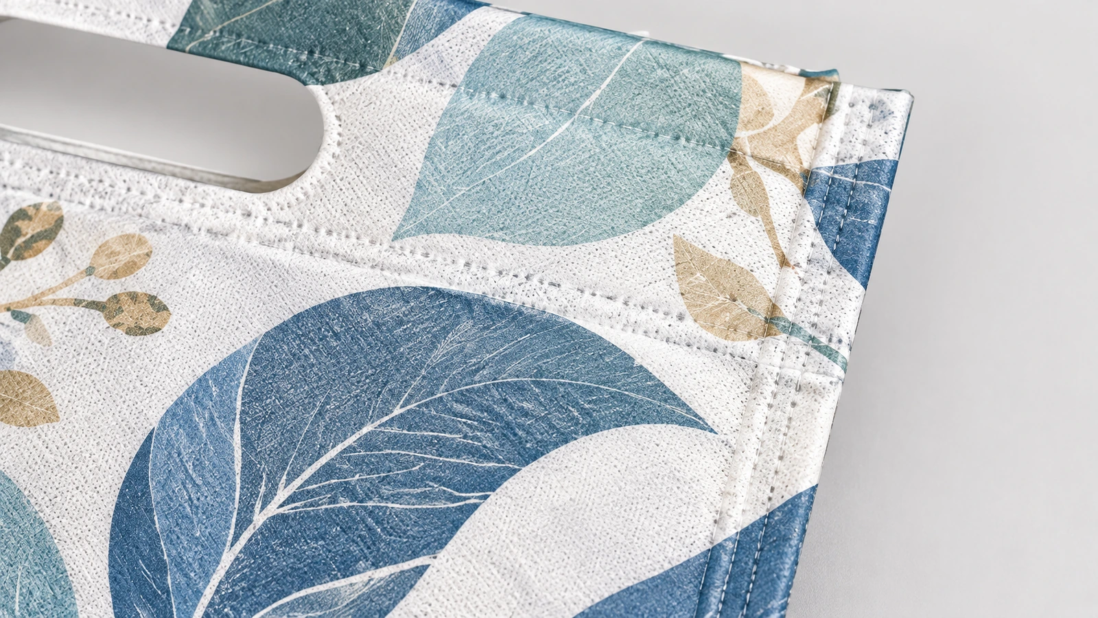D-cut bag print and surface finish options Close-up comparison of screen print, heat transfer, and laminated finishes on D-cut bags